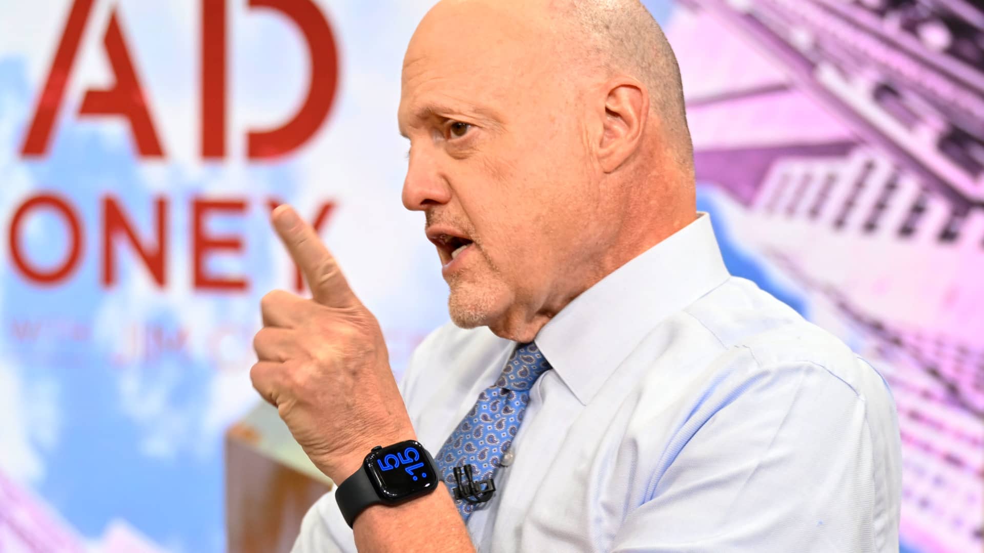 Jim Cramer provides his sport thought for the week forward, with Nike and Walgreens dwelling to file