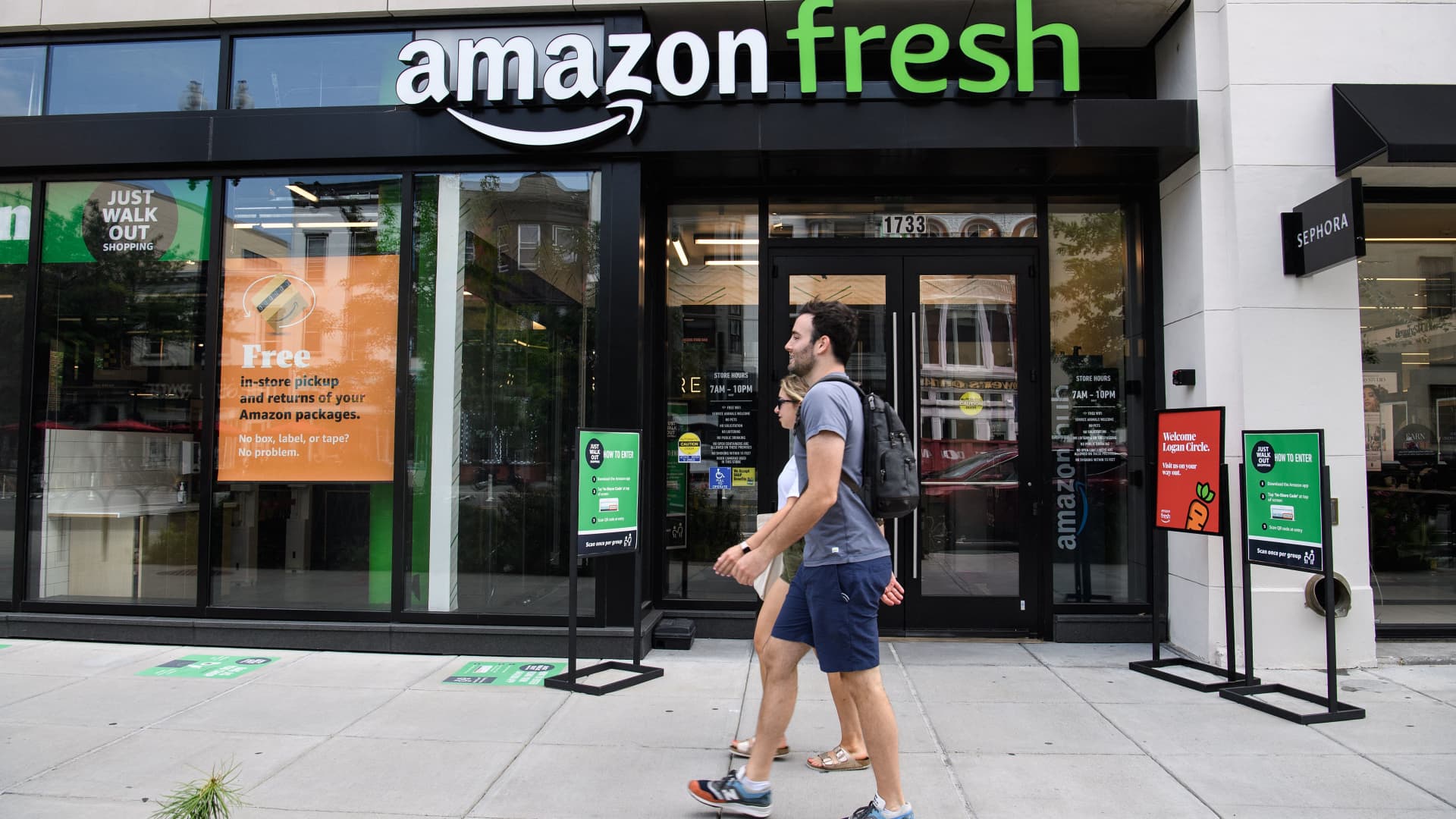 Amazon cuts jobs at Contemporary grocery stores