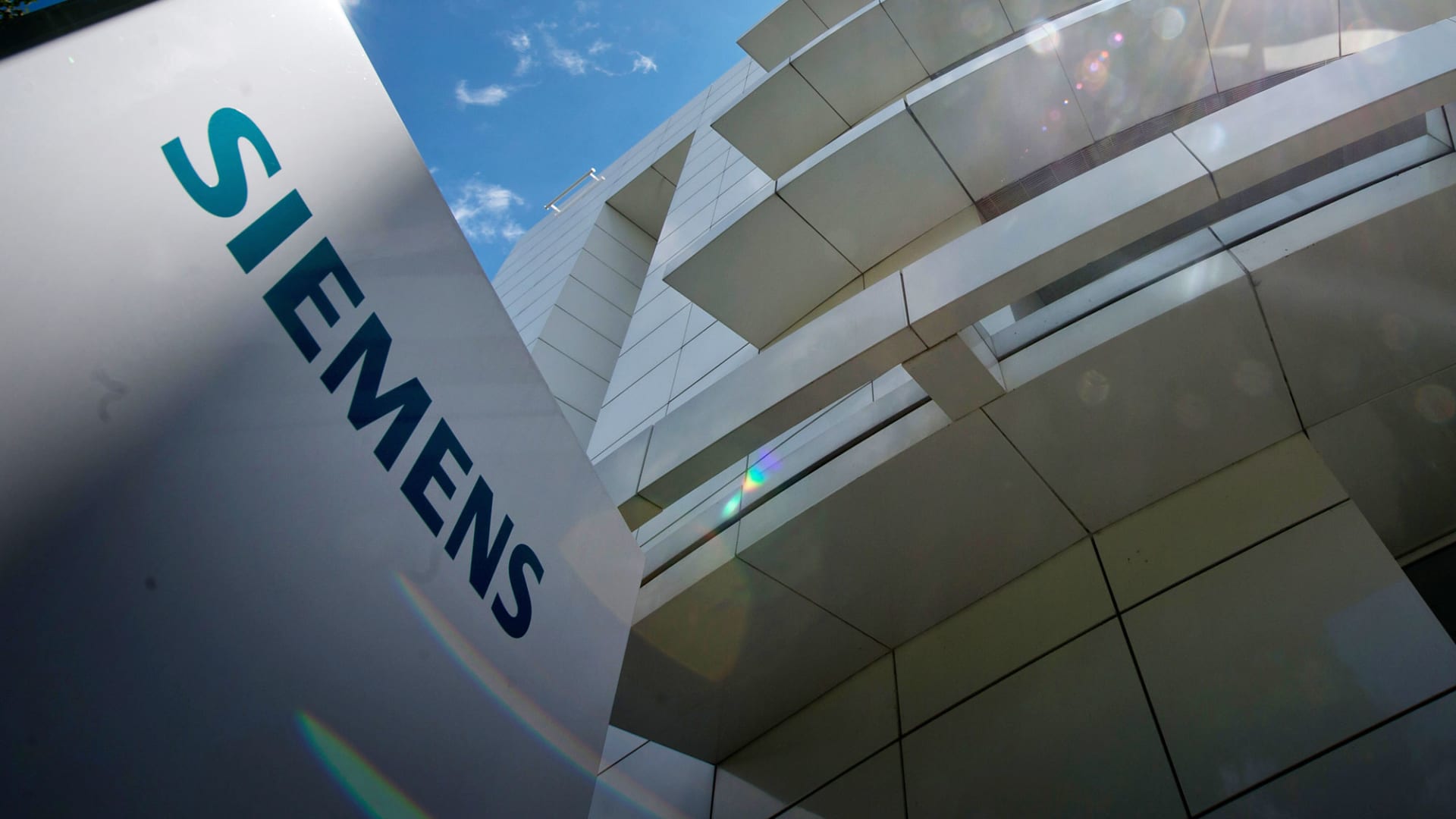 Siemens beats earnings forecasts, says sales growth to gradual in 2024