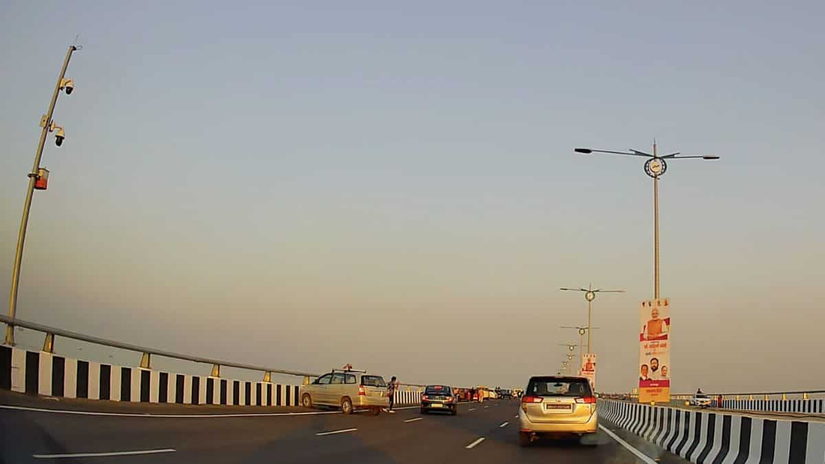 WATCH: Gape of oldsters flouting principles on India’s longest sea bridge takes net by storm