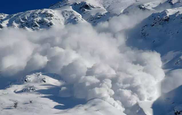 Gawk: Huge avalanche hits Sarbal space of Sonamarg in Kashmir, BRO starts clearing snow