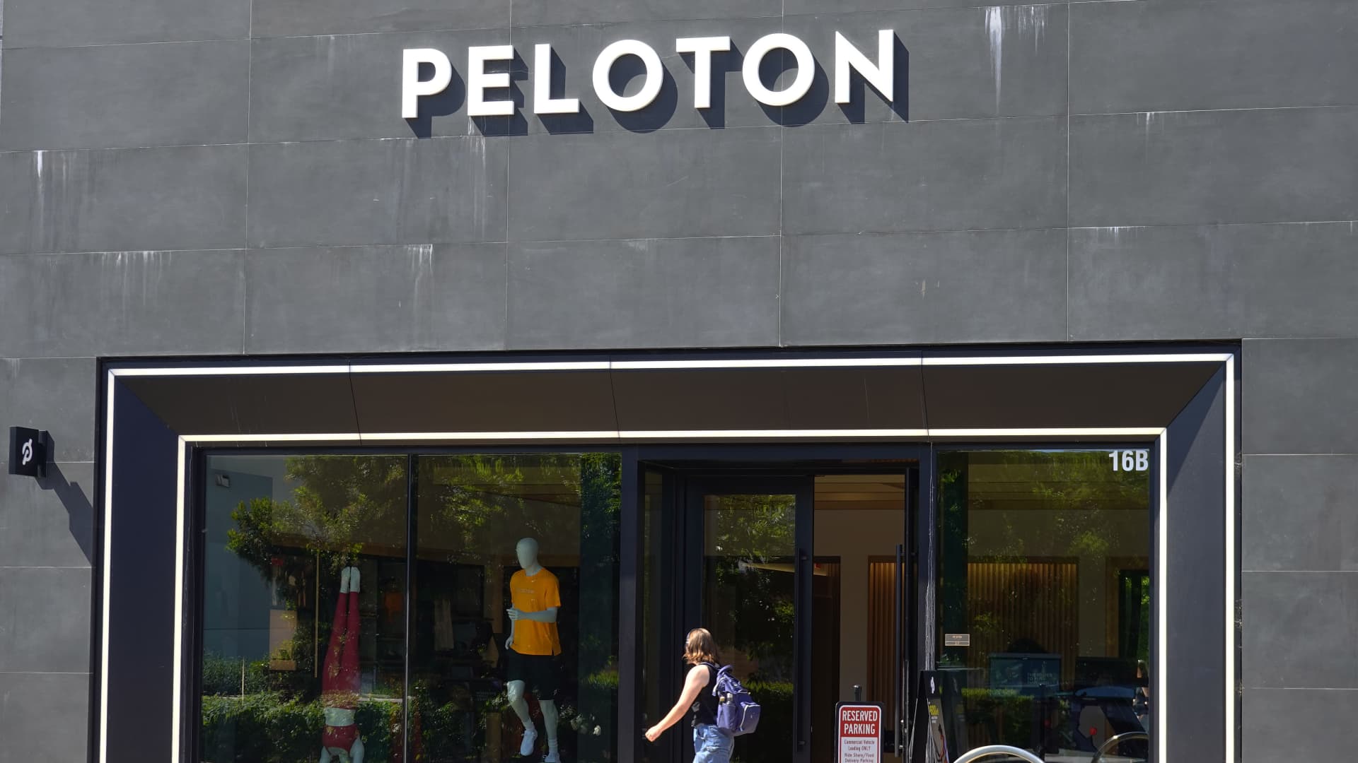 Peloton shares fall after it publicizes refinancing to stave off cash crunch