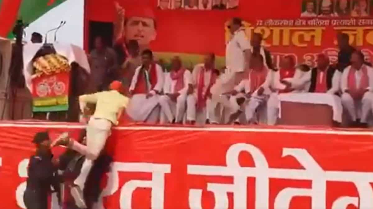 WATCH: Man attempts to hop on stage to fulfill Akhilesh Yadav, security employees foil express