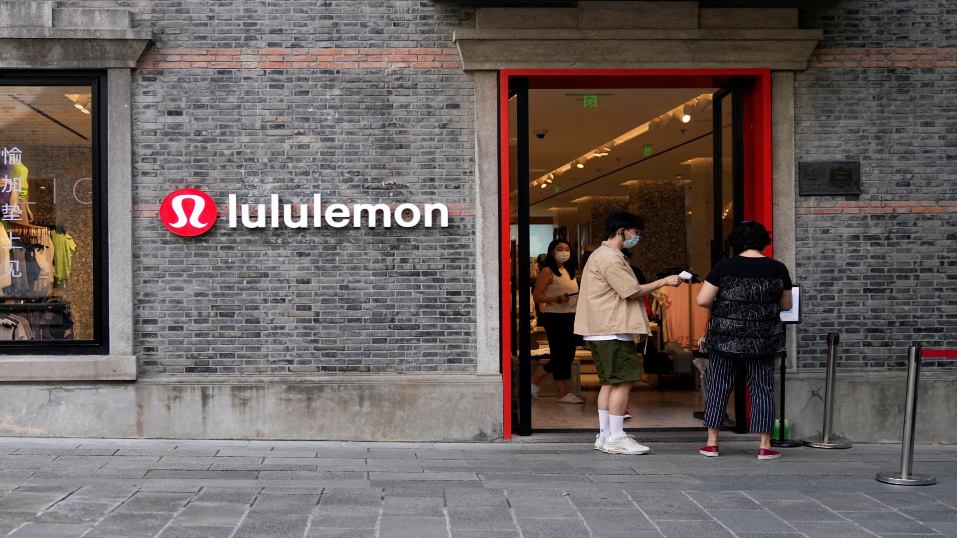 Lululemon shares pop 10% despite lackluster earnings checklist and guidance