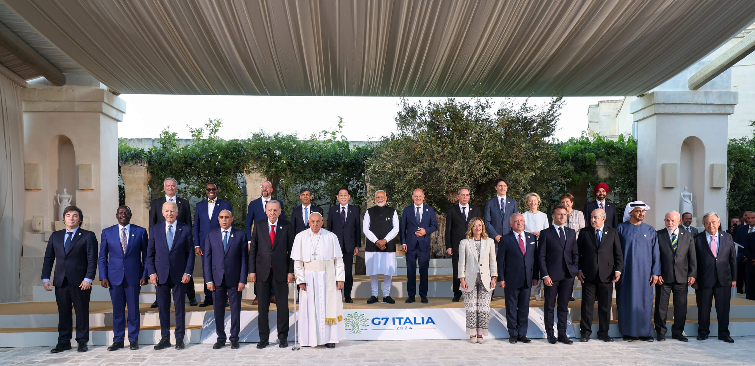 PM Narendra Modi Seizes Centre Stage at G7 to Ambush Joe Biden, Justin Trudeau